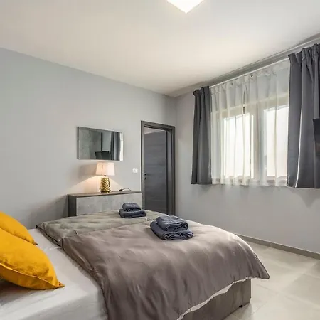 Villa Arthika With Private Pool And Garden Umag